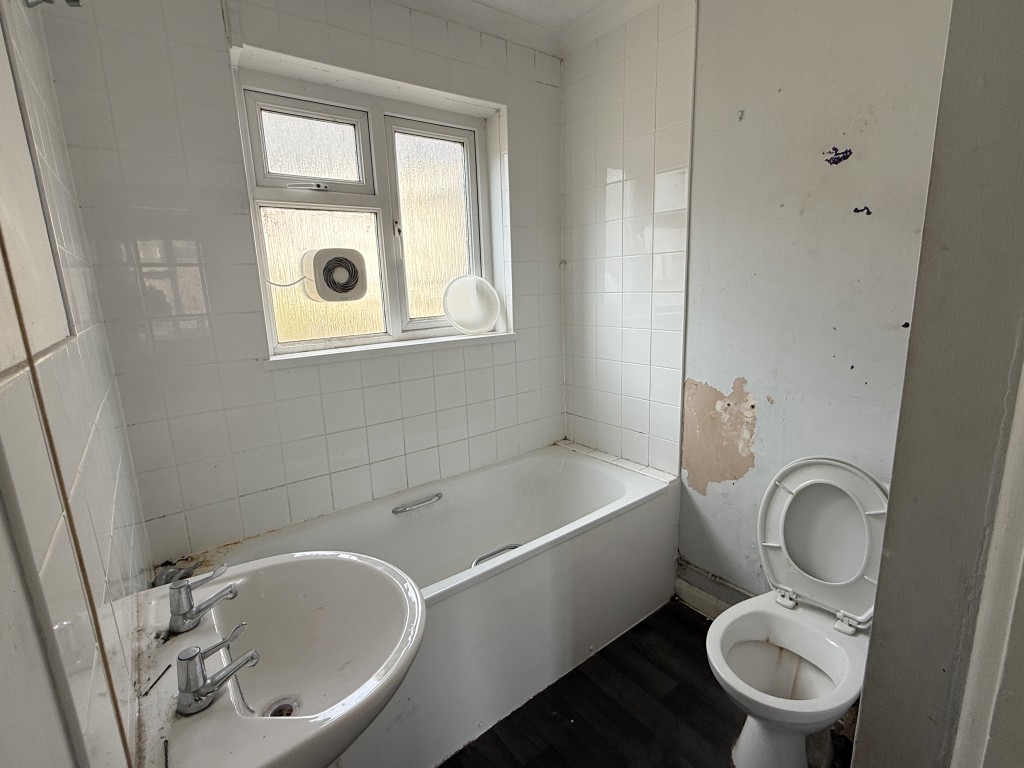 Lot: 102 - HOUSE IN NEED OF IMPROVEMENT - Bathroom in Semi in need of Improvement